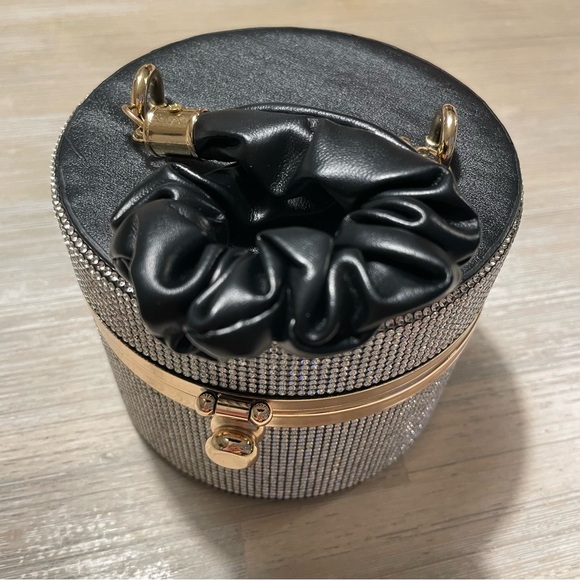 💎 Black Bucket Bag/Purse w/Chain | Rhinestones, Shimmery, Classy | Crossbody - Picture 8 of 8